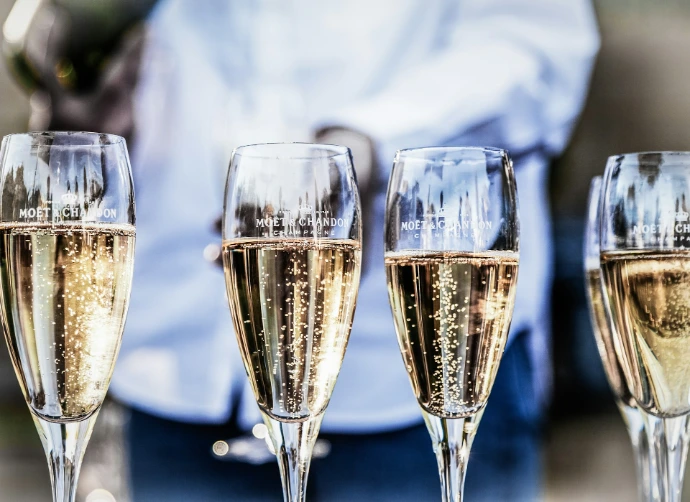 quatre flûtes à champagne transparentes